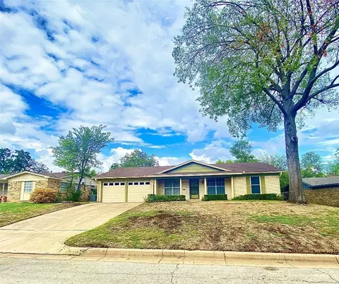 7425 Beckwood Dr, Fort Worth, TX 76112