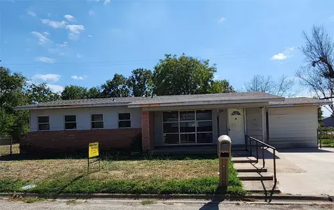 1219 W College St, Jacksboro, TX 76458