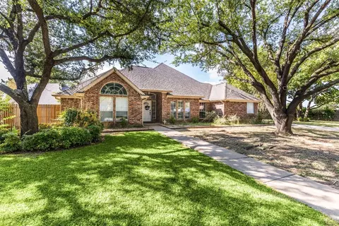 6400 Royal Ct, North Richland Hills, TX 76180