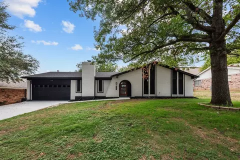 617 Chisholm Rd, Burleson, TX 76028