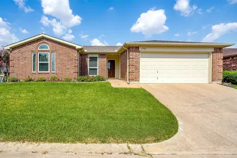5701 Sandy Hook Ln, Arlington, TX 76018