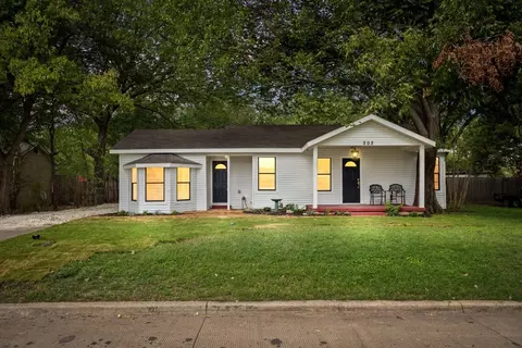 202 S Jones St, Granbury, TX 76048