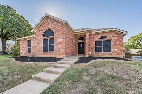 3404 Cummings Dr, Bedford, TX 76021