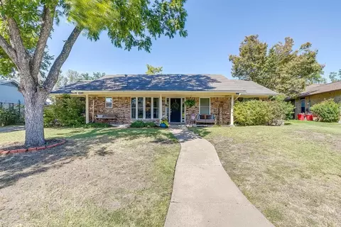 9008 Mahan Dr, Benbrook, TX 76116