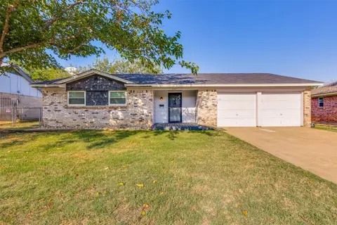 117 Roundtree Dr, Crowley, TX 76036