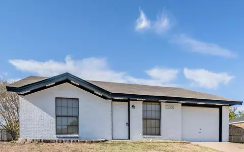 1408 W Torrey St, Granbury, TX 76048