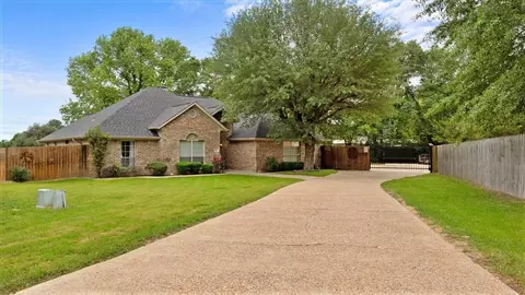 1801 Hogan Ln, Mount Pleasant, TX 75455
