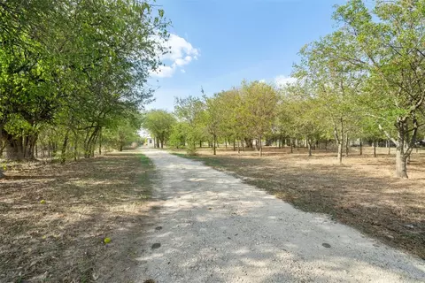 16671 Flow Rd, Krum, TX 76249 photo 3
