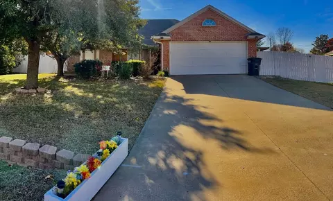 912 Herby Del Trl, Azle, TX 76020