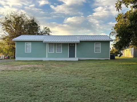 1502 E Highland Ave, Comanche, TX 76442