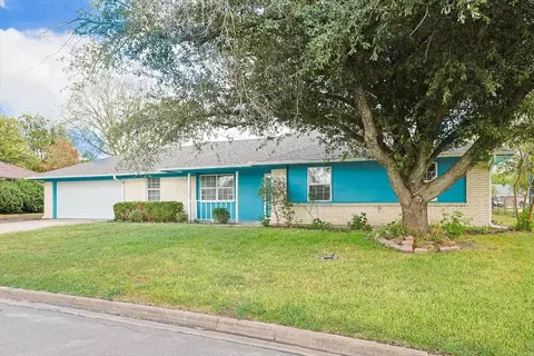 2112 N Village Dr, Bonham, TX 75418