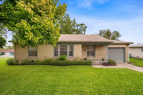 1628 Hillside Dr, River Oaks, TX 76114