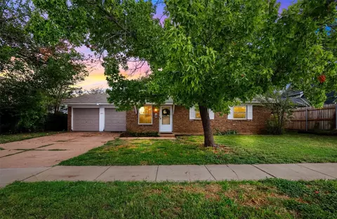 905 Hillside Dr, Burleson, TX 76028