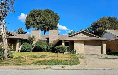 2515 Oak Leaf Dr, Arlington, TX 76006
