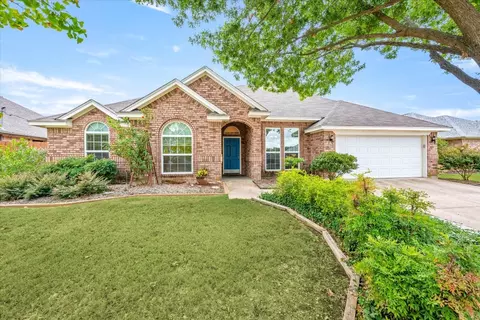 7836 Old Hickory Dr, North Richland Hills, TX 76182