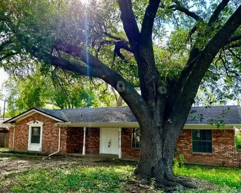 3904 Marys Creek Dr, Benbrook, TX 76116