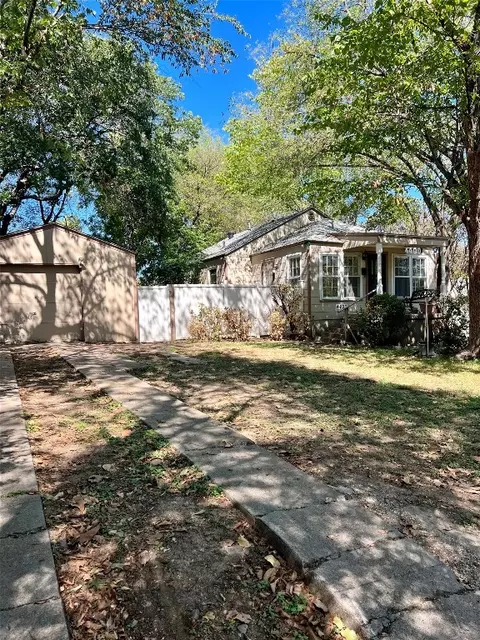 4400 Byrd Dr, River Oaks, TX 76114