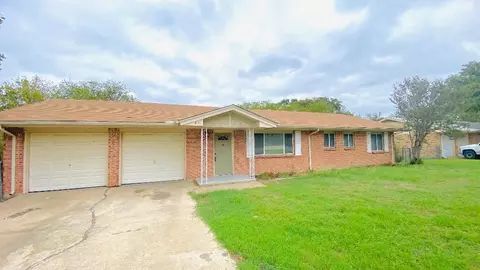 821 N Stewart St, Azle, TX 76020