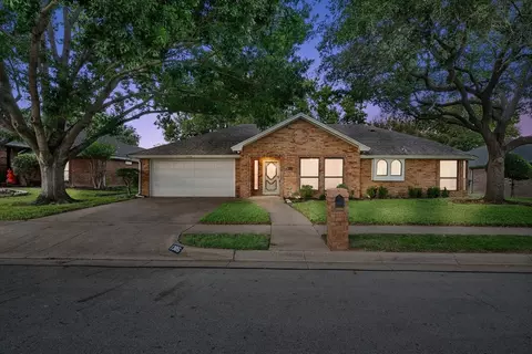 1305 Spargercrest Dr, Bedford, TX 76021