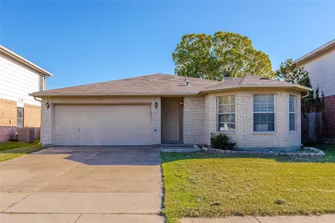 6737 Oregon Trl, Arlington, TX 76002