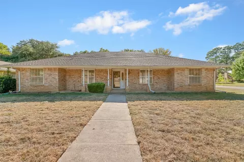 1900 Lincolnshire Dr, Bedford, TX 76021