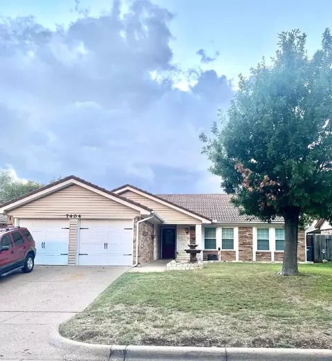 7404 Meadow Creek Dr, Fort Worth, TX 76133