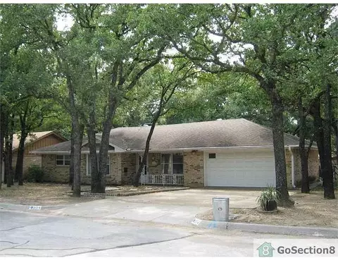 504 Canyon Ridge Dr, Euless, TX 76040