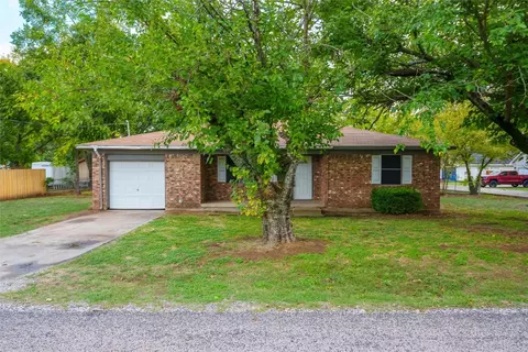105 S Neathery Ave, Collinsville, TX 76233