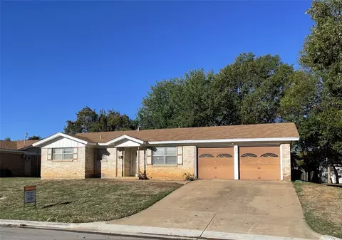 804 Royce Dr, Euless, TX 76040