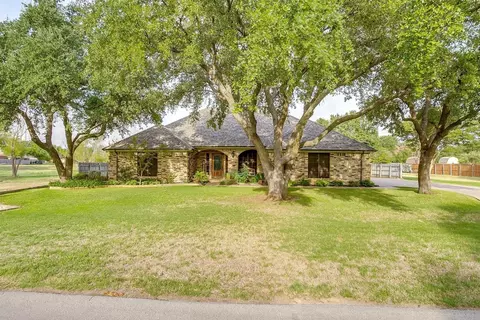 916 Sterling Ln, Crowley, TX 76036
