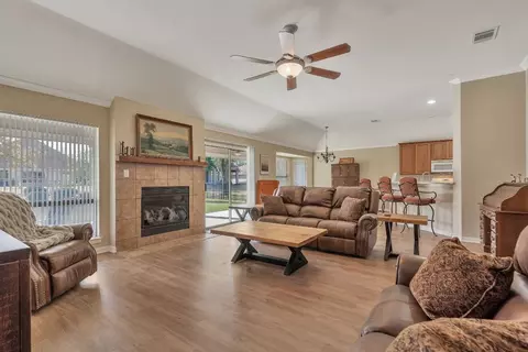 8909 Crestview Dr, Denton, TX 76207