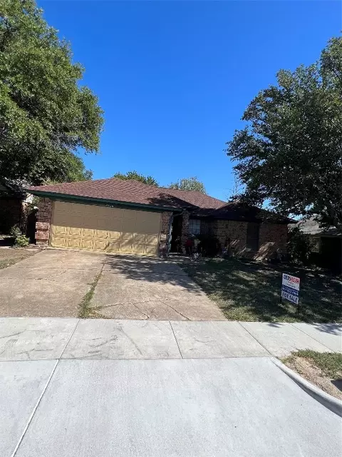 8236 Lara Ln, Watauga, TX 76148