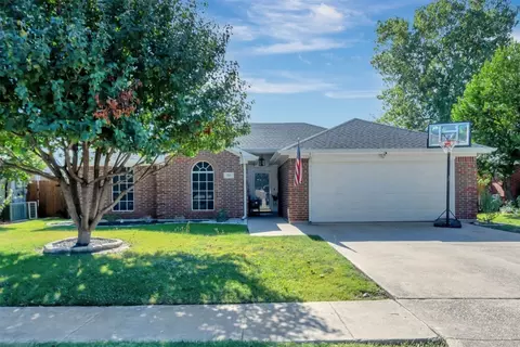 325 Willowstone Trl, Saginaw, TX 76179
