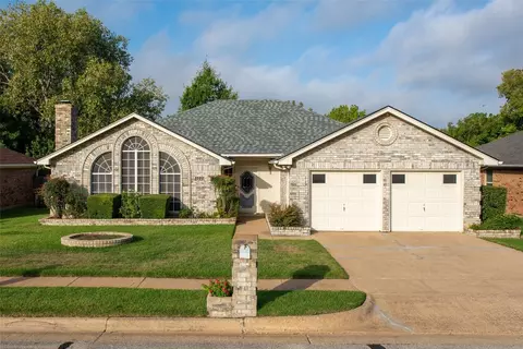 3221 Timber Grove Dr, Bedford, TX 76021