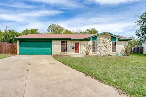 308 Candlelite Ct, Burleson, TX 76028