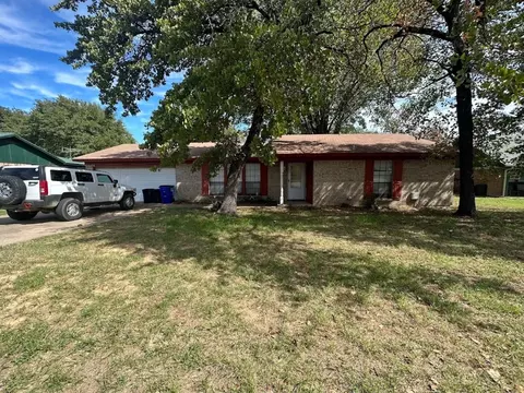 832 Lake Crest Pkwy, Azle, TX 76020