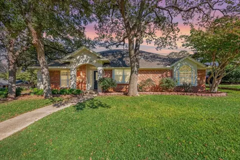 412 Heather Ln, Hurst, TX 76054