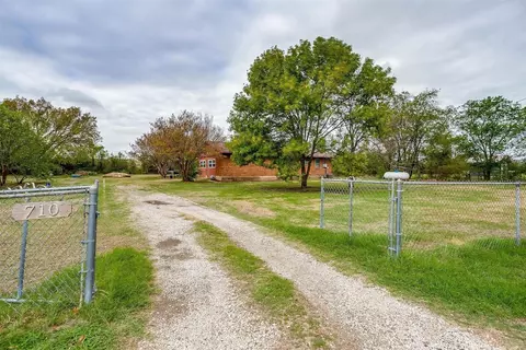 710 Childs Rd, Waxahachie, TX 75165