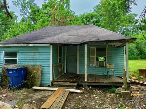 205 N Mattson St, West Columbia, TX 77486