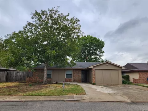5313 Prince Dr, Lake Dallas, TX 75065
