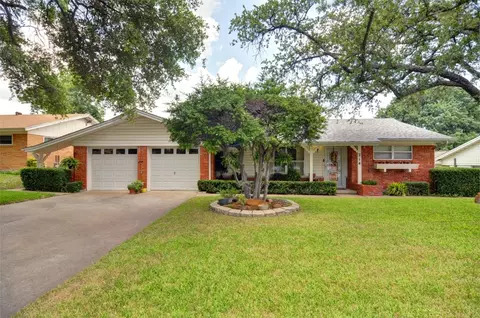 214 Mildred Ln, Benbrook, TX 76126