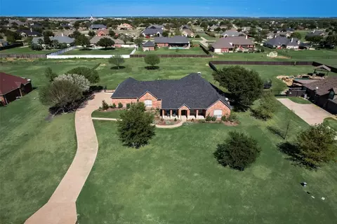 1075 W Remington Park Dr, Terrell, TX 75160