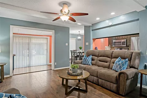 422 Arborview Dr, Garland, TX 75043