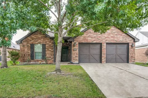 529 Sterling Dr, Benbrook, TX 76126