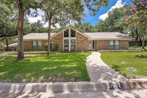 2801 Oak Valley Dr, Arlington, TX 76016