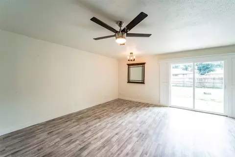 325 E Grenoble Dr, Grand Prairie, TX 75052