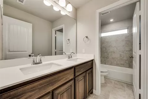 Bath - 525 Smith Rd, Springtown, TX 76082 photo 2 of 5