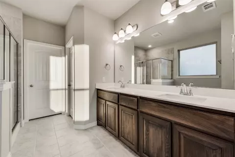 Bath - 525 Smith Rd, Springtown, TX 76082 photo 4 of 5