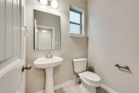 Bath - 525 Smith Rd, Springtown, TX 76082 photo 3 of 5