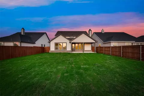 Exterior - 525 Smith Rd, Springtown, TX 76082 photo 8 of 10